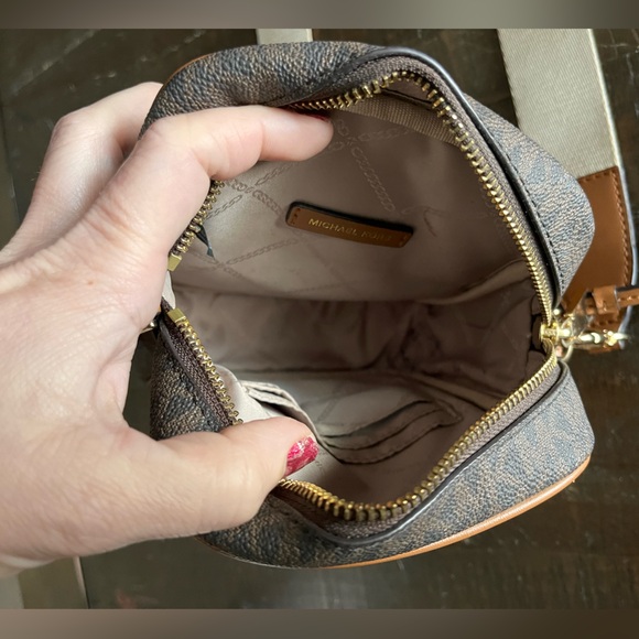 Michael Kors Women's Camera crossbody bag - Picture 5 of 16